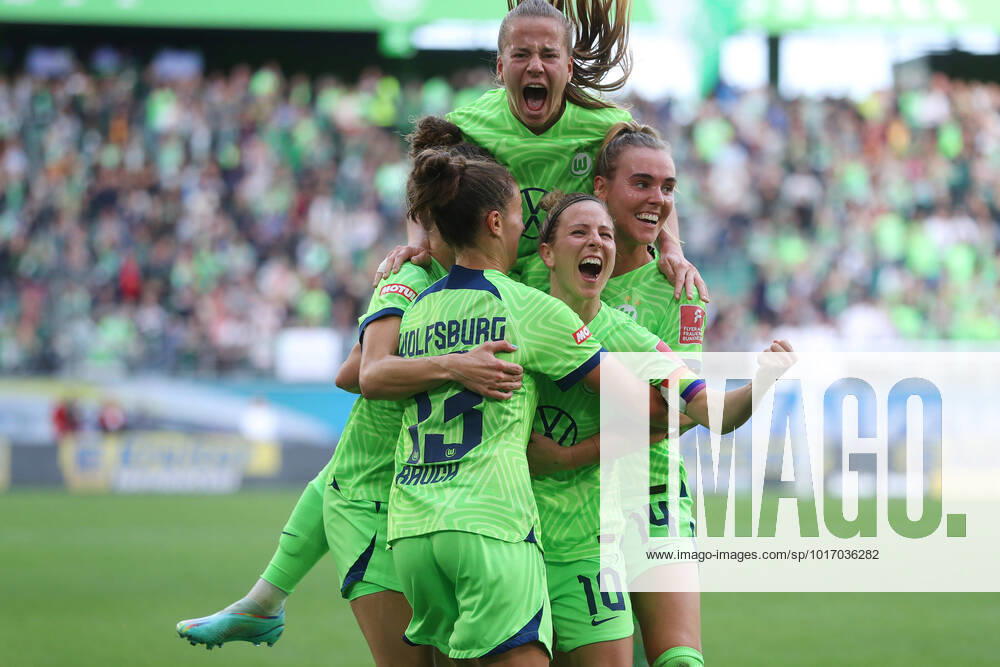 KW42 VfL vs. Bayern, BL Frauen Wolfsburg, 23.10.2022, FUßBALL - VfL Wolfsburg vs. FC Bayern München, Flyeralarm Frauen-Bundesliga, Saison 2022 23. Svenja Huth (VfL Wolfsburg) jubelt mit der Mannschaft nach ihrem Tor zum 2:0 Wolfsburg