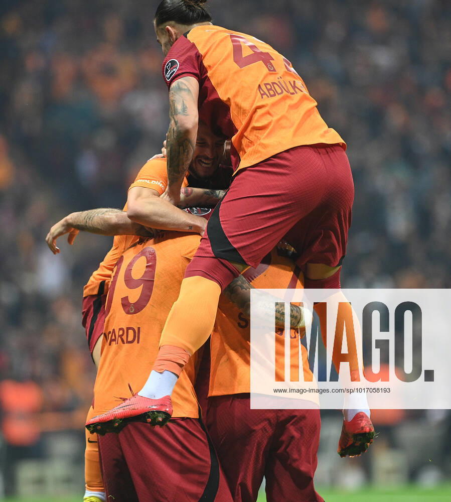 Mauro Icardi of Galatasaray celebrates after scoring the second goal of his team with teammates during the Turkish Super League match between Galatasaray and Alanyaspor at NEF Stadium in Istanbul, Turkey on October 23, 2022. ( Photo by Seskimphoto )