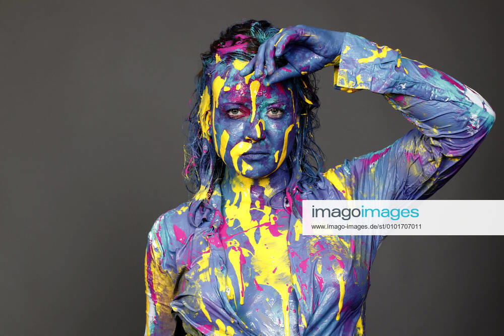 Bilder des Jahres 2020, Entertainment 06 Juni Entertainment Themen der Woche KW25 BODYART: Colour Shirt Performance mit Model Alena im Atelier Düsterwald. Hameln, 16.06.2020 - BodyArt-Künstler: Jörg Düsterwald
