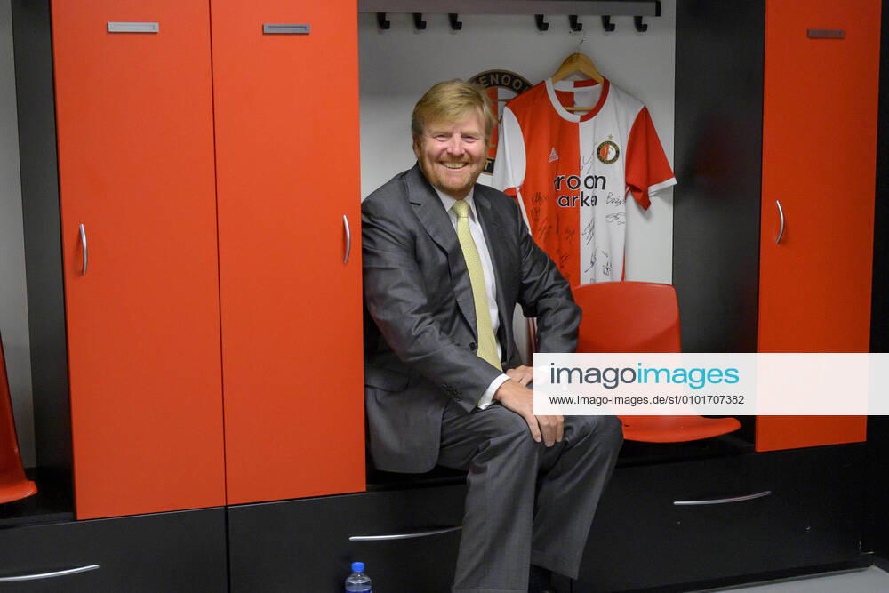 Rotterdam King Willem-Alexander, in the dressing room of Feyenoord , visited, in the context of the impact of the corona pandemic on the events industry, football stadium De Kuip in Rotterdam. Due to the corona measures, event locations can hardly be operated, if at all. Regular activities in De Kuip have also been halted since the outbreak. In addition to a football stadium, De Kuip is also an event location with seventeen halls where all kinds of activities, such as congresses and concerts, can take place.