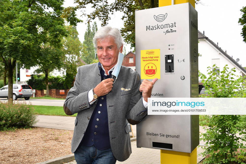 Frederic Meisner Aktion - Ich kaufe ein E Einweihung des ersten Maskomat Schutzmasken Einwegmasken Netto Discounter Supermarkt Lebensmittelladen München 17. Juni 2020