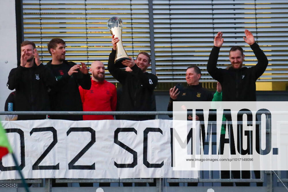 Handball - IHF Super Globe, Ankunft des Klub-Weltmeisters, v.l. Lukas Mertens (Magdeburg, 22) mit Pokal Magdeburg