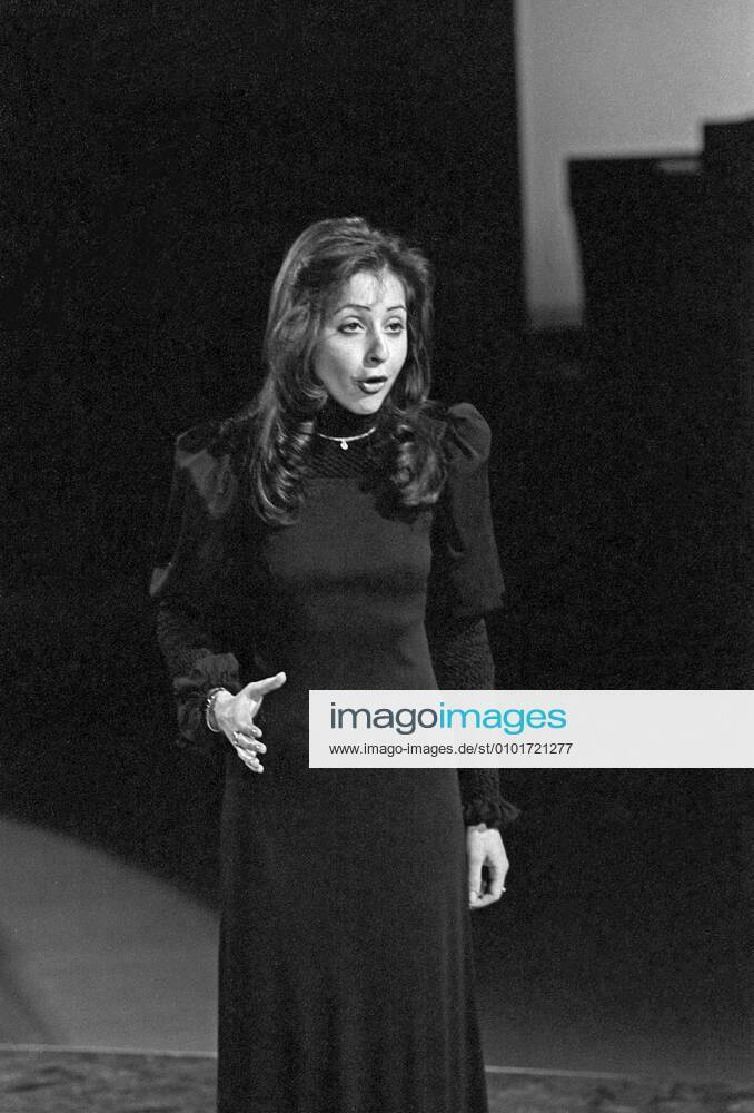 Vicky Leandros Vicky Leandros, griechisch deutsche Sängerin, bei einem Auftritt in Hamburg, Deutschland um 1980. Greek German singer Vicky Leandros performing at Hamburg, Germany around 1980., Hamburg Hamburg Deutschland