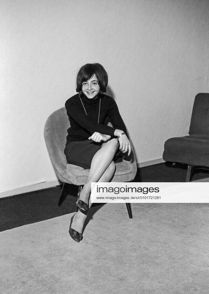 Vicky Leandros Vicky Leandros, griechisch deutsche Sängerin, am Anfang ihrer Karriere in Hamburg, Deutschland um 1965. Greek German singer Vicky Leandros in the beginning of her career at Hamburg, Germany around 1965., Hamburg Hamburg Deutschland