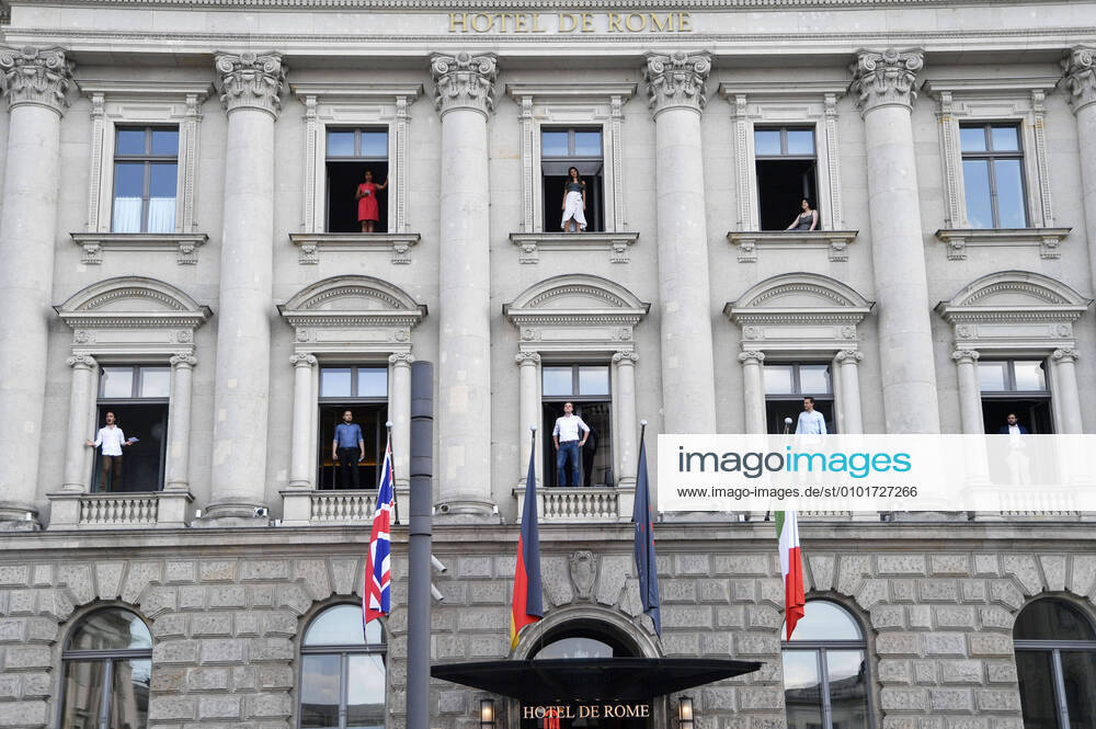 Bilder des Jahres 2020, Entertainment 06 Juni Entertainment Themen der Woche KW25 Hotel de Rome Wiedereröffnung mit Mitgliedern des Internationalen Opernstudios der Staatsoper Unter den Linden, welche aus den Fenstern des Hotels mit Renato Rascels Arrivederci, Roma und Paul Linckes Berliner Luft den Bebelplatz zum Klingen bringen. Berlin