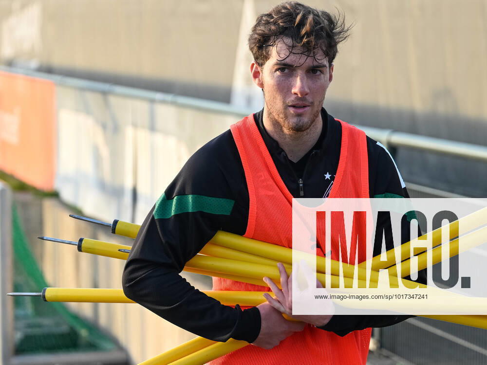 Joe Scally (Borussia Moenchengladbach, 29) auf dem Weg zum Geraeteraum. Borussia Monechengladbach, Fussball, Bundesliga, Training, Saison 2022 2023, 26.10.2022 Borussia Monechengladbach, Fussball, Bundesliga, Training, Saison 2022 2023, 26.10.2022 Moenchengladbach