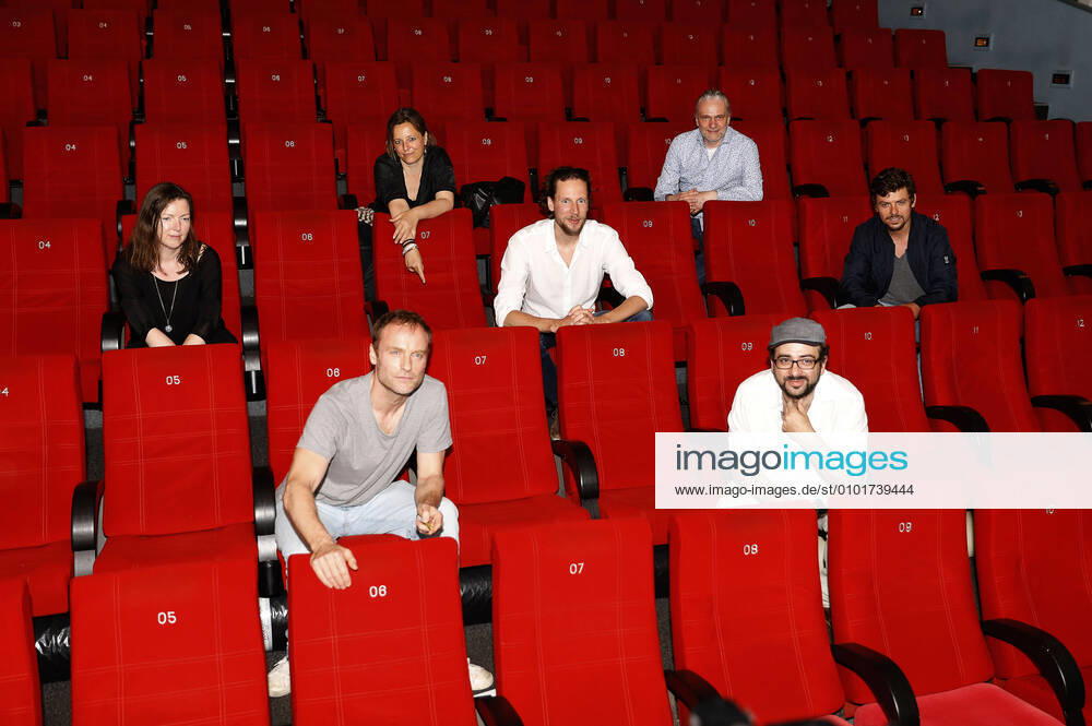 Bilder des Jahres 2020, Entertainment 06 Juni Entertainment Themen der Woche KW25 Dana Messerschmidt, Mark Waschke, Hannah D. Schwegel, Jakob D. Weydemann, Stephan Winkler, Carlos A. Morelli und Friede Clausz bei der Premiere des Kinofilms Der Geburtstag im Luchs Kino am Zoo. Halle Saale