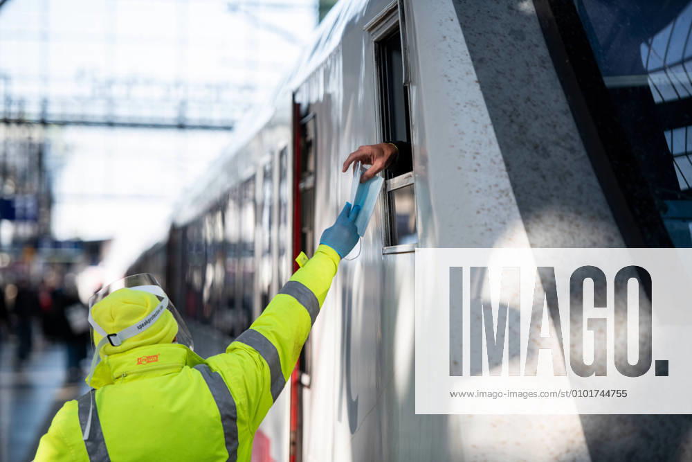 Maskenpflicht in Öffentlichen Verkehrsmitteln 27.04.2020 Frankfurt (Hessen) x1x Corona-Virus: Maskenpflicht in Öffentlichen Verkehrsmitteln wie Busse und Bahnen tritt in Kraft. Im Bild: Hauptbahnhof, Ein Mitarbeiter reicht einem Lokführer eine Maske. Frankfurt Frankfurt Hessen Germany