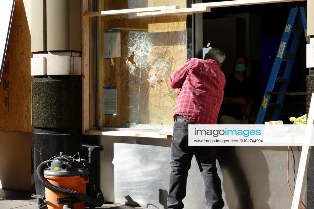 Man repairing broken storefront window after protests and looting, Best Buy, Manhattan. 4031_02_js_3119_looting_damage_repair