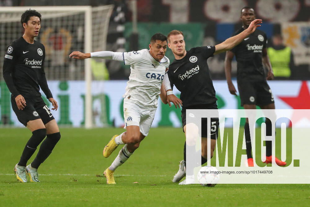 - UEFA Champions League: Eintracht Frankfurt - Olympique Marseille am 26.10.2022 im Deutsche Bank Park in Frankfurt Alexis Sanchez (Marseille 70) gegen Hrvoje Smolcic (Frankfurt 5)