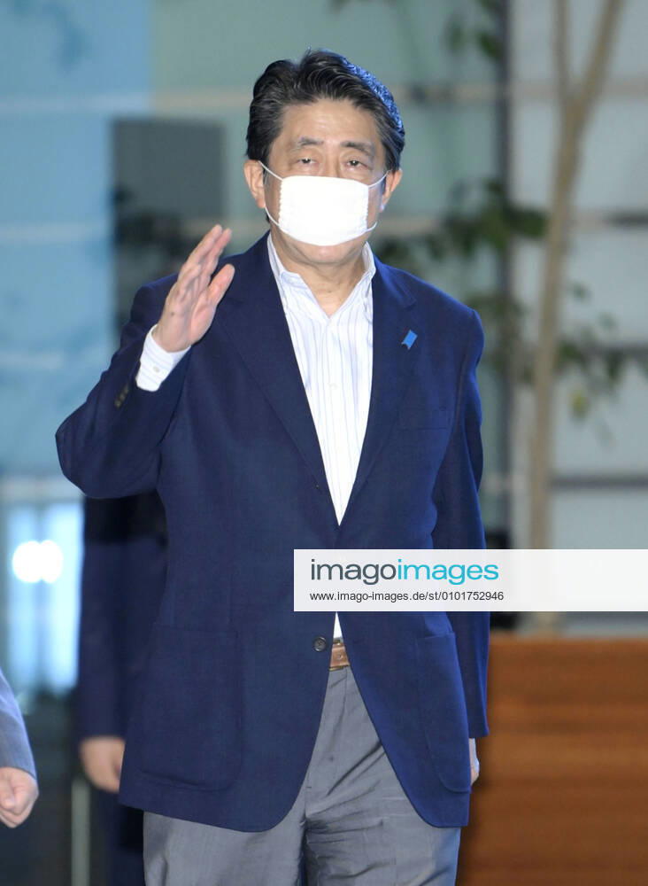 Japan PM Abe Japanese Prime Minister Shinzo Abe arrives at his office in Tokyo on June 20, 2020, wearing a face mask amid continued worries over the novel coronavirus.