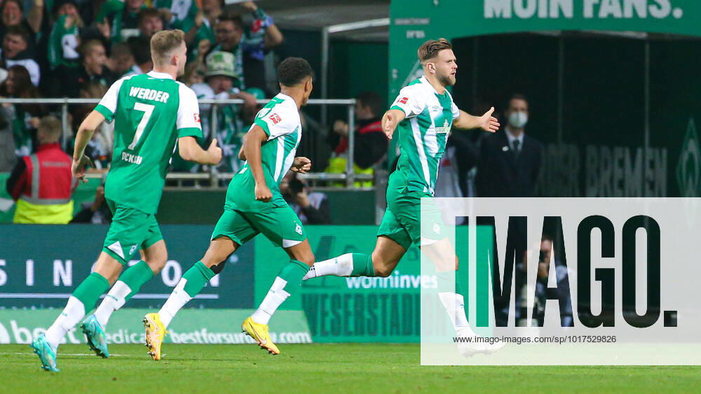 V.li.: Marvin Ducksch (SV Werder Bremen, 7), Felix Agu (SV Werder Bremen, 27) und Torschütze Niclas Füllkrug (SV Werder Bremen, 11) mit Torjubel, Jubel, jubeln, jubelt, optimistisch, Spielszene, Highlight, Freude über das Tor zum 1:0, DIE DFL-RICHTLINIEN UNTERSAGEN JEGLICHE NUTZUNG VON FOTOS ALS SEQUENZBILDER UND ODER VIDEOA?HNLICHE FOTOSTRECKEN. DFL REGULATIONS PROHIBIT ANY USE OF PHOTOGRAPHS AS IMAGE SEQUENCES AND OR QUASI-VIDEO., 28.10.2022, Bremen (Deutschland), Fussball, Bundesliga, SV Werder Bremen - Hertha BSC