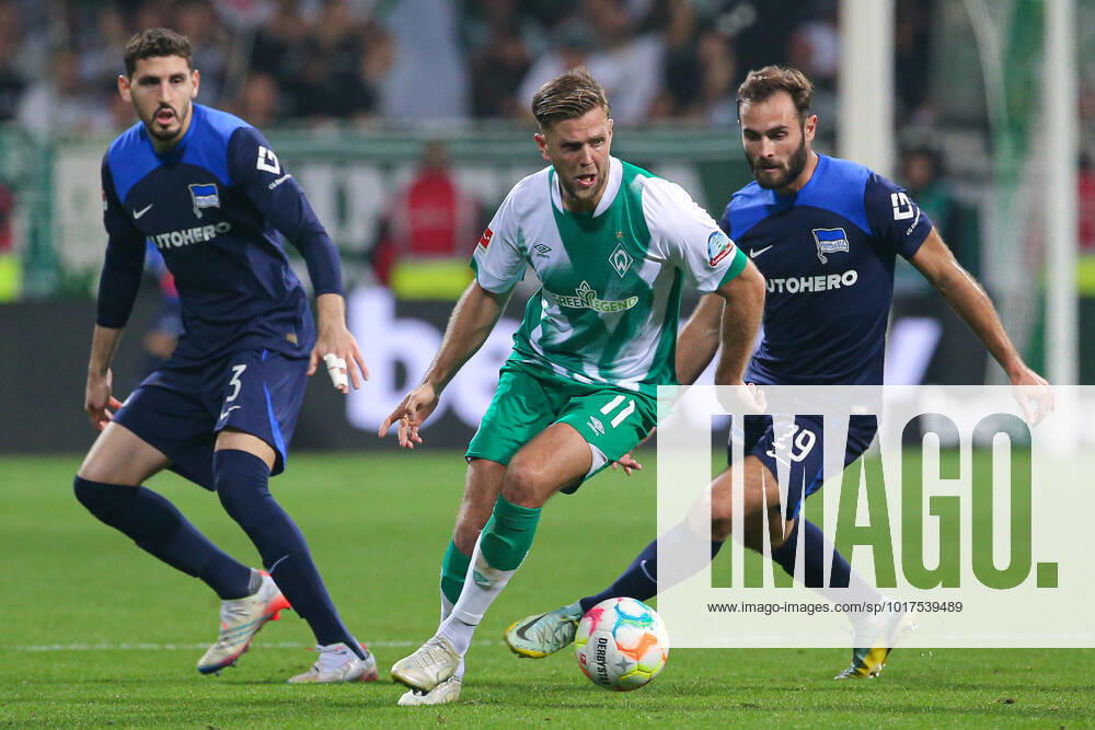 V.li.: Agustin Rogel (Hertha BSC Berlin, 3), Niclas Füllkrug (SV Werder Bremen, 11) und Lucas Tousart (Hertha BSC Berlin, 29) im Zweikampf, Duell, Dynamik, Aktion, Action, Spielszene, DIE DFL-RICHTLINIEN UNTERSAGEN JEGLICHE NUTZUNG VON FOTOS ALS SEQUENZBILDER UND ODER VIDEOA?HNLICHE FOTOSTRECKEN. DFL REGULATIONS PROHIBIT ANY USE OF PHOTOGRAPHS AS IMAGE SEQUENCES AND OR QUASI-VIDEO., 28.10.2022, Bremen (Deutschland), Fussball, Bundesliga, SV Werder Bremen - Hertha BSC