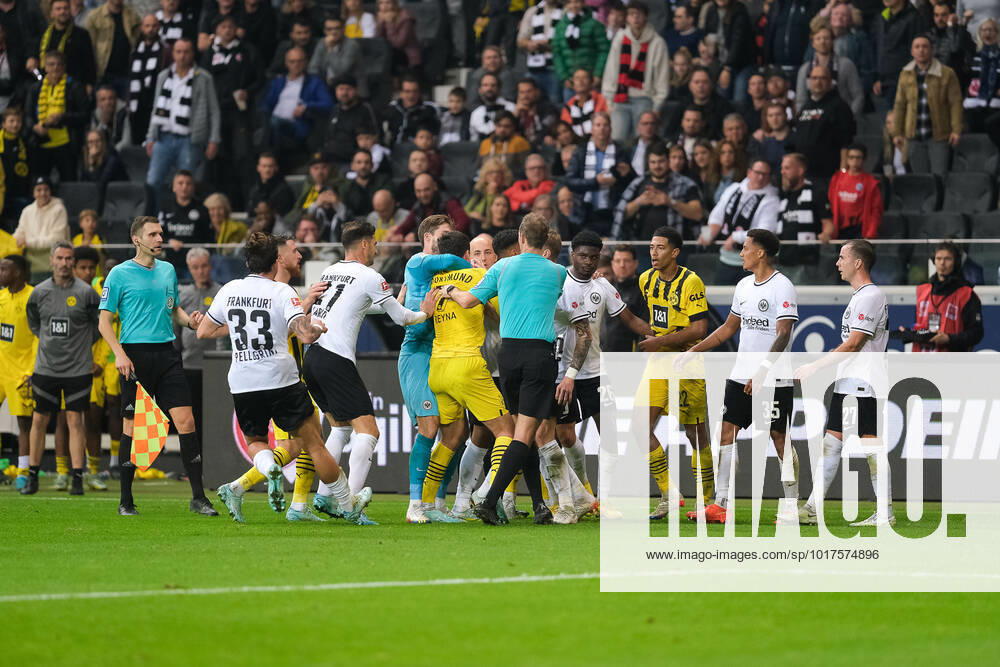 Rudelbildung, Eintracht Frankfurt vs. Borussia Dortmund, Fussball, 1.Bundesliga, 12.Spieltag, Saison 2022 2023, 29.10.2022, DFL REGULATIONS PROHIBIT ANY USE OF PHOTOGRAPHS AS IMAGE SEQUENCES AND OR QUASI-VIDEO Eintracht Frankfurt vs. Borussia Dortmund, Fussball, 1.Bundesliga, 12.Spieltag, Saison 2022 2023, 29.10.2022 Frankfurt am Main