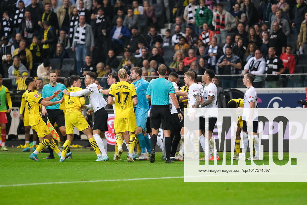 Rudelbildung, Eintracht Frankfurt vs. Borussia Dortmund, Fussball, 1.Bundesliga, 12.Spieltag, Saison 2022 2023, 29.10.2022, DFL REGULATIONS PROHIBIT ANY USE OF PHOTOGRAPHS AS IMAGE SEQUENCES AND OR QUASI-VIDEO Eintracht Frankfurt vs. Borussia Dortmund, Fussball, 1.Bundesliga, 12.Spieltag, Saison 2022 2023, 29.10.2022 Frankfurt am Main