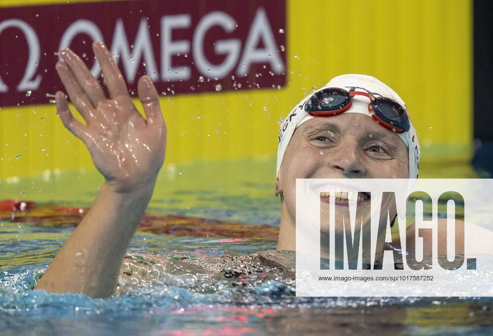 Katie Ledecky of the USA celebrates after breaking the World Record in the womenöÄÃ s 1500m freestyle at the FINA Swimming World Cup meet in Toronto on Saturday, October 29, 2022. Canada News - October 29, 2022 - ZUMAc35_ 20221029_zaf_c35_100