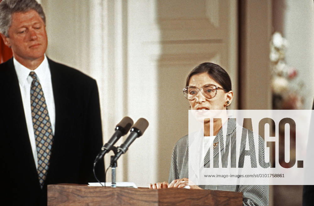 IMAGO ICONS: Ruth Bader Ginsburg Berühmte Feministinnen, Ruth Bader Ginsburg August 10, 1993, Washington, District of Columbia, USA: Associate Justice of the Supreme Court Ruth Bader Ginsburg, right, makes remarks prior to taking the oath of office during a swearing-in ceremony in the East Room of the White House in Washington, DC on August 10, 1993. Looking on is United States President Bill Clinton, left. Justice Ginsburg replaces Associate Justice Byron R. White Washington USA - ZUMAs152 19930810_zaa_s152_006
