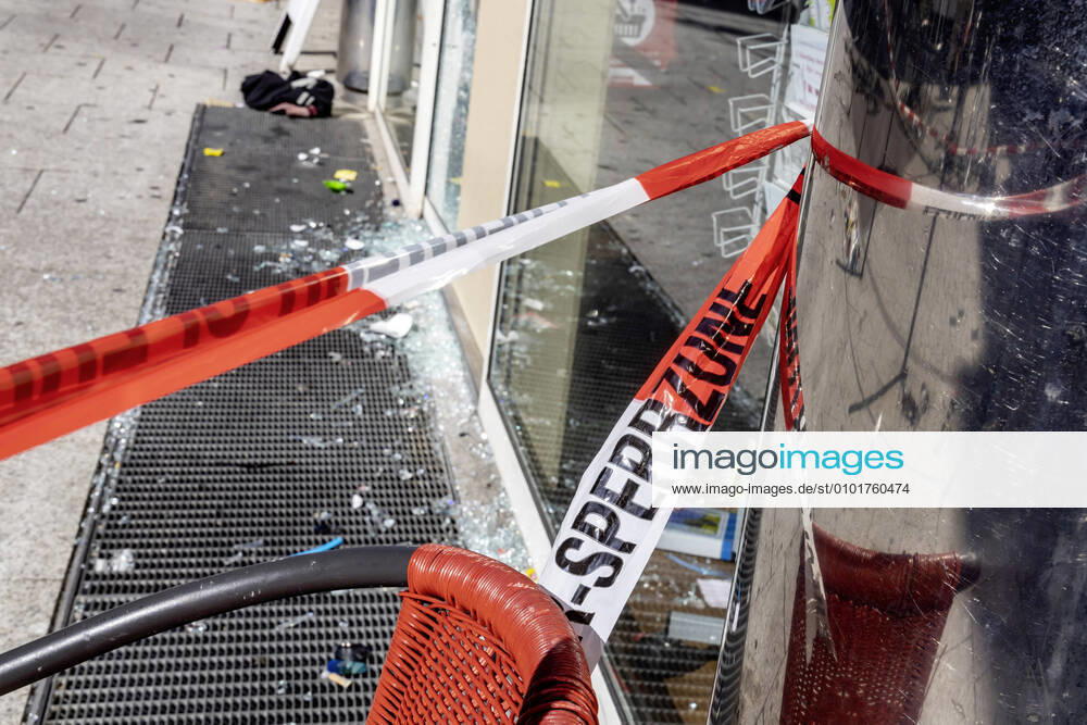 Aufräumarbeiten nach Randale in der Stuttgarter Innenstadt. Rund 500 Menschen haben sich in der Nacht zum Sonntag zusammengerottet, Schaufenster zerstört und geplündert. Schwerpunkte waren die Marienstraße und die Fußgängerzone Königsstraße. 20.06.2020, Stuttgart, Baden-Württemberg, Deutschland.
