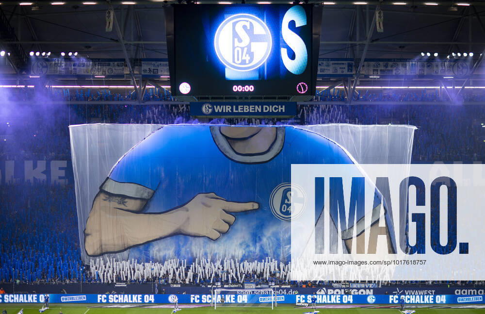 Gelsenkirchen Choreographie Schalke 04 Trikot mit Emblem Schalke 04 - SC Freiburg Fussball; DFL, Saison 2021 22 Foto: Moritz Müller