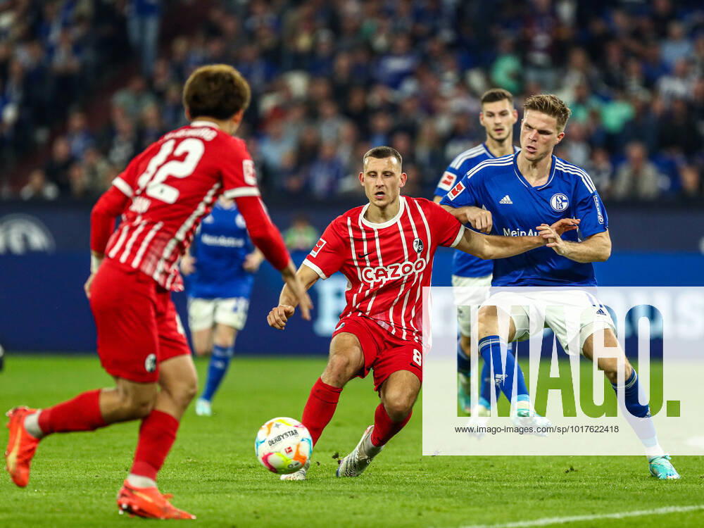 Maximilian Eggestein (SC Freiburg, 08) im Zweikampf gegen Marius Bülter Buelter (FC Schalke 04, 11), GER, FC Schalke 04 vs. SC Freiburg, Fussball, 1. Bundesliga, 12. Spieltag, Spielzeit 2022 2023, 30.10.2022, DFB DFL regulations prohibit any use of photographs as image sequences and or quasi-video., GER, FC Schalke 04 vs. SC Freiburg, Fussball, 1. Bundesliga, 12. Spieltag, Spielzeit 2022 2023, 30.10.2022, DFB DFL regulations prohibit any use of photographs as image sequences and or quasi-video., Foto: Eibner-Pressefoto Gabriel Boia Gelsenkirchen