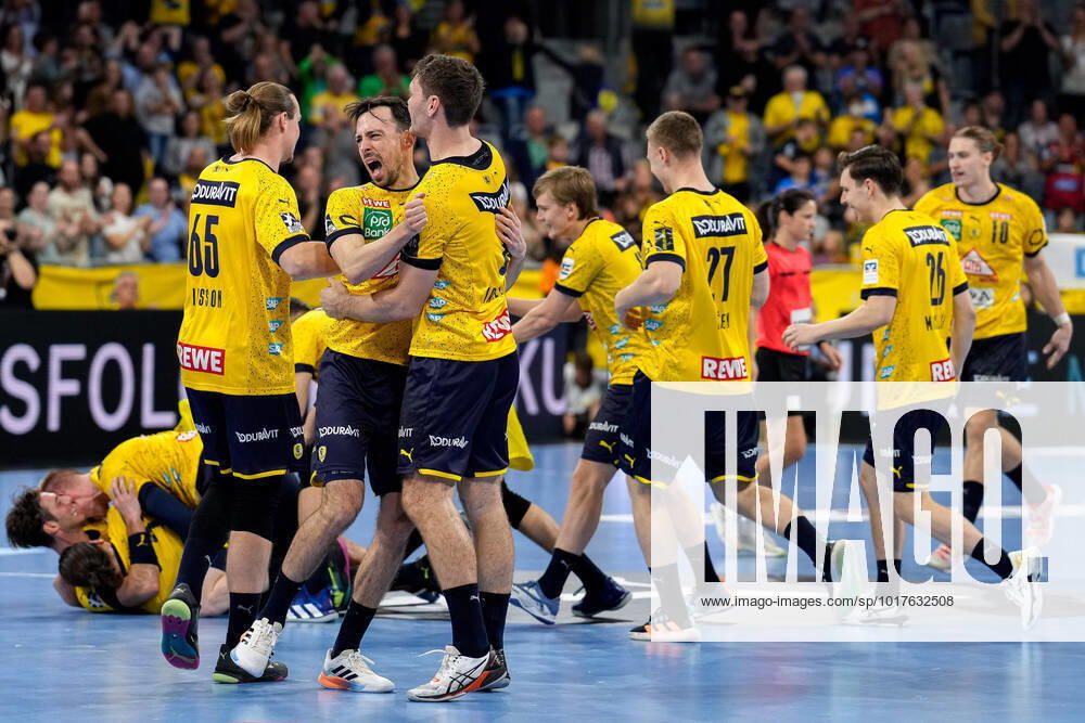 KW43 v.li.: Lukas Nilsson (RNL, 65), Patrick Groetzki (RNL, 24), Niclas Kirkelokke (Kirkelökke, RNL, 6) und weitere, Spieler der Rhein-Neckar-Löwen, Jubel nach dem Schlusspfiff, Sieg, Sieger, Gewinner, jubelt, jubeln, Freude, optimistisch, Highlight, Action, Aktion, 30.10.2022, Mannheim (Deutschland), Handball, Bundesliga, Rhein-Neckar Löwen - TSV Hannover-Burgdorf
