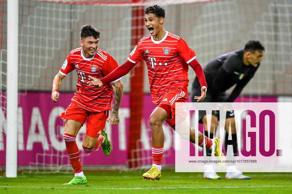 KW44 v.li.: Barry Hepburn (FC Bayern, 11) Yousef Qashi (FC Bayern, 17) mit Torjubel, Jubel, Torjubel, Torerfolg, celebrate the goal, goal, celebration, Jubel ueber das Tor zum 2:0 durch Yousef Qashi (FC Bayern, 17), optimistisch, Action, Aktion, Nikolaos Botis (Goalkeeper, Inter Mailand, 1) enttäuscht schauend, Enttäuschung, Frustration, disappointed, pessimistisch, 01.11.2022, München (Deutschland), Fussball, UEFA Youth League , FC Bayern München U19 - FC Internazionale Milano U19