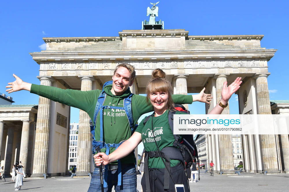 Laura & Meik laufen 750 Km für die KULTUR Laura & Meik Nach dreiwoechiger PIlgerreise fuer die Cortona angeschlagene Kulturlandschaft, endlich am Ziel: Laura & Meik erreichen mit Rucksack & Smartphone nach 750 km Fußmarsch durch die Theaterlandschaft in Deutschland das Brandenburger Tor zum Fototermin in Berlin am 23.06.2020