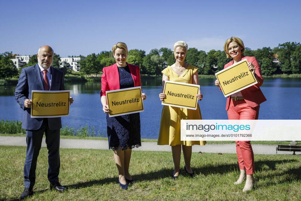 KW26 V.l.n.r.: Markus Kerber, Staatssekretaer im Bundesministerium des Innern, fuer Bau und Heimat, Bundesfamilienministerin Franziska Giffey, SPD, Manuela Schwesig, Ministerpraesidentin von Mecklenburg-Vorpommern, SPD, und Bundeslandwirtschaftsministerin Julia Kloeckner, CDU, aufgenommen im Anschluss an den Festakt zur Gruendung der Deutschen Stiftung fuer Engagement und Ehrenamt in Neustrelitz, 23.06.2020. Neustrelitz Deutschland