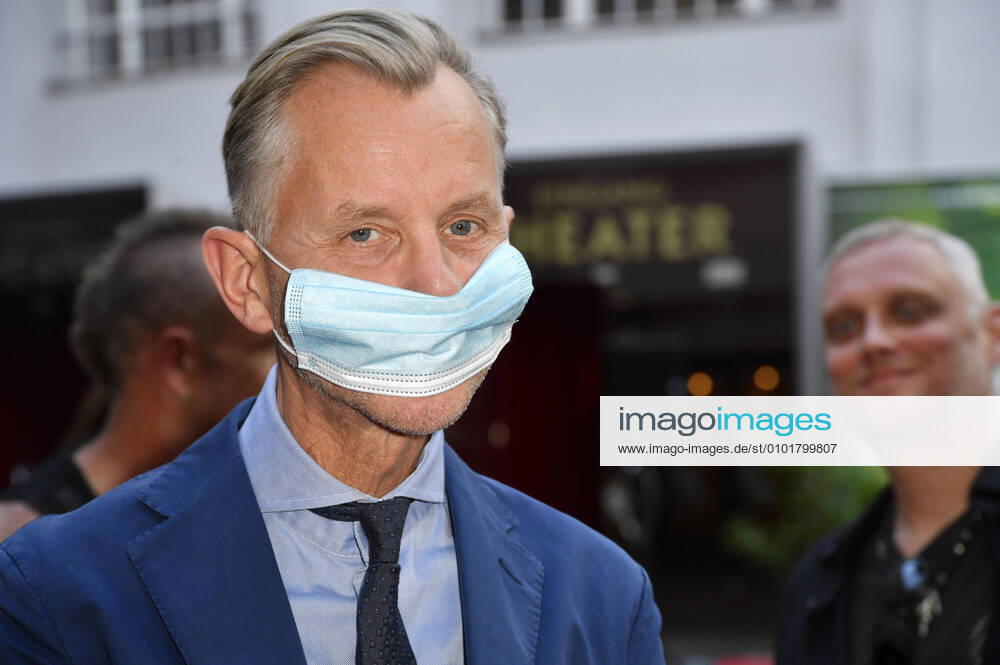 Bilder des Jahres 2020, Entertainment 06 Juni Entertainment Themen der Woche KW26 Max Raabe beim Fototermin zur Aktion 750 Kulturkilometer von Köln nach Berlin, um die Menschen während der Corona-Krise für die aktuelle Problemlage der Kulturlandschaft zu sensibilisieren, im Admiralspalast. Berlin