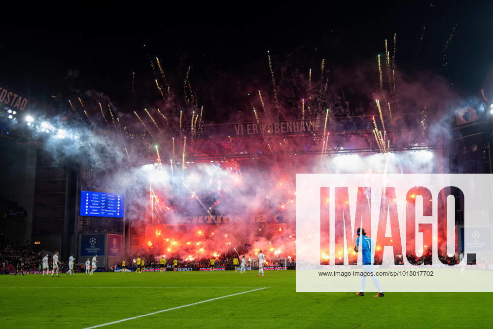 KW44 Pyroshow der Ultras Sektion 12 mit Bengalos und Raketen, DEN, FC Kopenhagen vs. Borussia Dortmund, UEFA Champions League, 6. Spieltag Gruppe G, Spielzeit 2022 2023, 02.11.2022 DFB DFL regulations prohibit any use of photographs as image sequences and or quasi-video DEN, FC Kopenhagen vs. Borussia Dortmund, UEFA Champions League, 6. Spieltag Gruppe G, Spielzeit 2022 2023, 02.11.2022 Kopenhagen