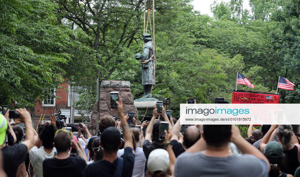 USA, Christopher Columbus Statue in New Haven Connecticut wird entfernt June 24, 2020, New Haven, CT, USA: A statue of Christopher Columbus is lifted by a crane and removed from Wooster Square Park in New Haven, Connecticut. The statue holds deep ties to the Italian-American community there, but to others it is a symbol of the oppression of indigenous peoples. It was first erected in 1892, and later recast in bronze in 1955. Prior to the statueâ€⠢s removal, protesters for and against the statue s removal demonstrated, and some altercations broke out. The statue will remain in the custody of the City. Plans are for it to eventually move to the Knights of Columbus Museum, also in New Haven. New Haven USA - ZUMAg28_ 20200624_zaf_g28_021