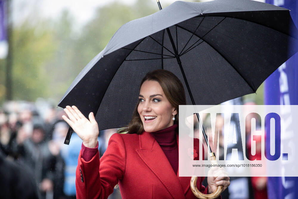 KW44 Rugby League World Cup 2021 Quarter Final England v Papua New Guinea The Princess of Wales (Kate Middleton) waves to the crowds as she arrives at the during the Rugby League World Cup 2021 Quarter Final match England vs Papua New Guinea at DW Stadium, Wigan, United Kingdom, 5th November 2022 (Photo by Mark Cosgrove News Images) Wigan DW Stadium Greater Manchester United, ManU Kingdom