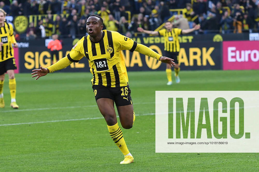 KW44 Fußball 1. Bundesliga 13. Spieltag Borussia Dortmund - VfL Bochum am 05.11.2022 im Signal Iduna Park in Dortmund Torjubel Jubel Tor zum 1:0 durch Youssoufa Moukoko ( Dortmund ) DFL regulations prohibit any use of photographs as image sequences and or quasi-video.