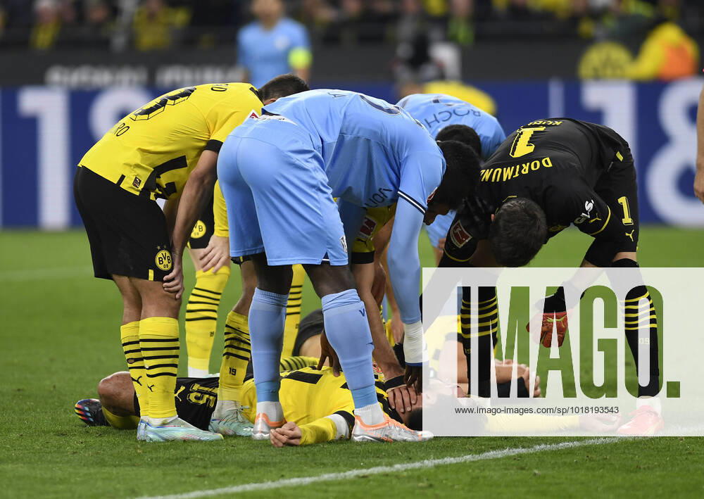 Dortmund, Germany, Signal-Iduna-Park, BV Borussia Dortmund vs VfL Bochum - 1. Bundesliga, Mats Hummels (Borussia Dortmund) verletzt (Foto Ralf Treese) DFB DFL REGULATIONS PROHIBIT ANY USE OF PHOTOGRAPHS AS IMAGE SEQUENCES AND OR QUASI-VIDEO. Dortmund Signal-Iduna-Park North Rhine-Westphalia Germany