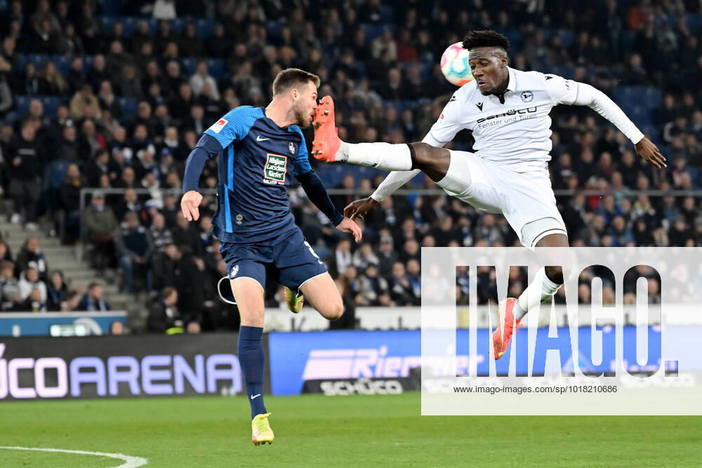 KW44 Bielefeld, Schueco Arena, 05.11.22, GER, Herren, 2.Bundesliga, Saison 2022-2023, DSC Arminia Bielefeld - 1.FC Kaiserslautern Bild: v. li. im Zweikampf Boris Tomiak (Kaiserslautern) und Bryan Lasme (Bielefeld). Platzverweis,, gelb-rote Karte Bryan Lasme (Bielefeld) Nur fuer journalistische Zwecke! Only for editorial use! Gemaess den Vorgaben der DFL Deutsche Fußball Liga ist es untersagt, in dem Stadion und oder vom Spiel angefertigte Fotoaufnahmen in Form von Sequenzbildern und oder videoaehnlichen Fotostrecken zu verwerten bzw. verwerten zu lassen. DFL regulations prohibit any use of photographs as image sequences and or quasi-video. Nordrhein-Westfalen Deutschland
