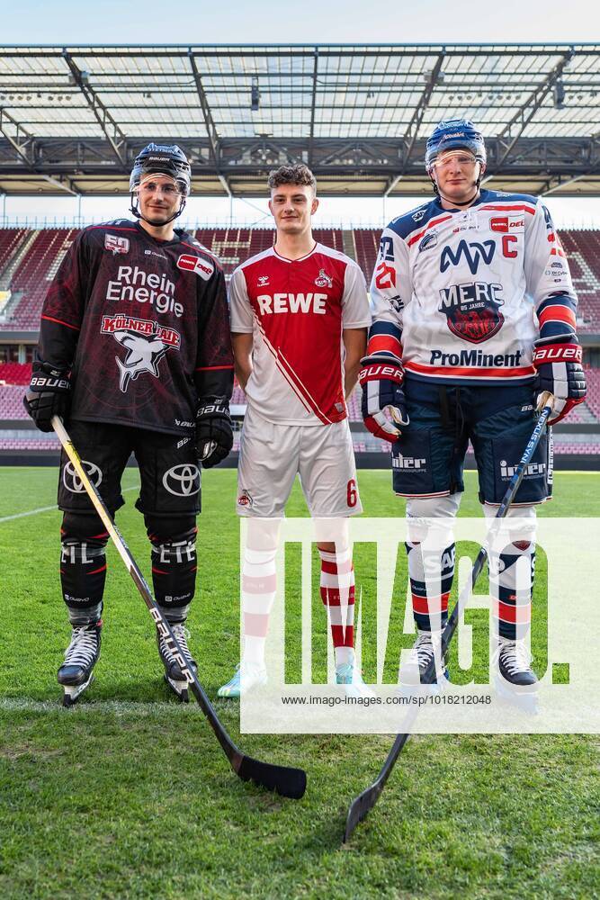 KW44 Pressetermin im RheinEnergieSTADION Köln zum Wintergame am 03.12.2022 Kölner Haie vs. Adler Mannheim Maximilian Kammerer ( Köln ), links - Eric Martel ( 1.FC Köln ), mitte - Denis Reul ( Mannheim ), rechts Gemäß den Vorgaben der DEL Deutsche Eishockey Liga ist die Publikation und Weiterverwertung der Aufnahmen in elektronischen Medien und Endgeräten aller Art während des laufenden Spiels nicht zulässig.