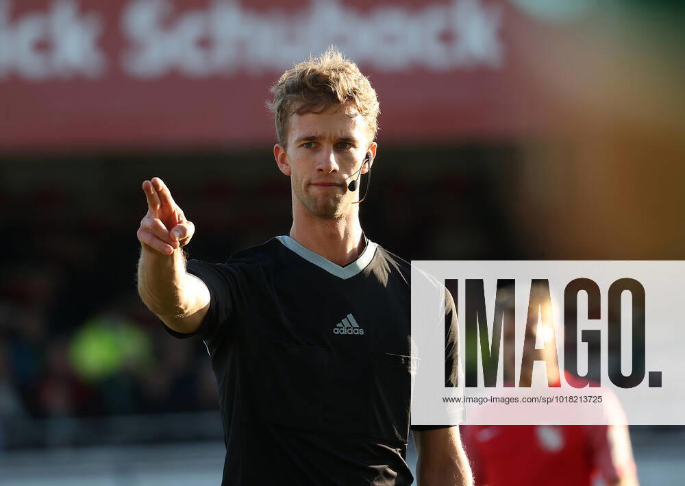 Schiedsrichter Jarno Wienefeld Fussball, Herren, Saison 2022 2023, RL Nord, VfB Luebeck gegen TSV Havelse, 2-2 DFL REGULATIONS PROHIBIT ANY USE OF PHOTOGRAPHS AS IMAGE SEQUENCES AND OR QUASI-VIDEO.