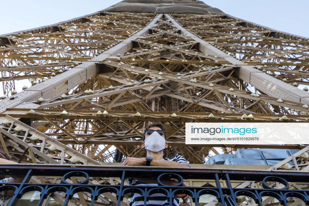 KW26 Paris, France June 25, 2020 - Official reopening to visitors at the Eiffel Tower. The emblematic monument of the capital had remained closed from March 13 due to the coronavirus outbreak. Only access by stairs to the 2nd floor is possible and wearing a mask is compulsory - Visitors enjoy the panorama TOUR EIFFEL, MONUMENT PARISIEN, TOURISME, SITE CULTUREL, DECONFINEMENT, SITE TOURISTIQUE MAJEUR, FRANCE, CAPITALE FRANCAISE, SYMBOLE, ICONE, VUE SUR PARIS, PANORAMA, MASQUE, EPIDEMIE, COVID19, CORONAVIRUS, PANDEMIE