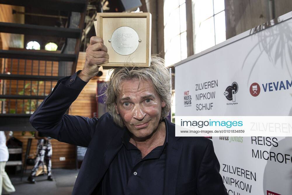 AMSTERDAM - Matthijs van Nieuwkerk tijdens de uitreiking van de Zilveren Nipkowsschijf en Reissmicrofoon. ANP KIPPA PIETER STAM DE JONGE