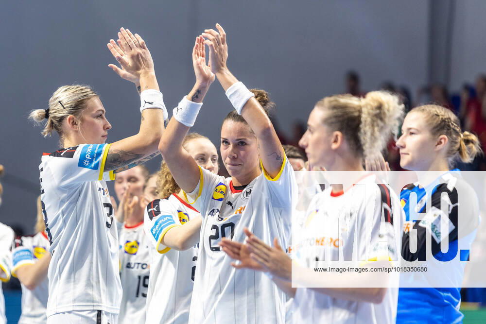 KW45 Handball I Frauen I Europameisterschaft 2022 I Vorrunde I Deutschland - Montenegro I 07.11.2022 Luisa Schulze (33, Deutsche Nationalmannschaft) und Emily Bölk (20, Deutsche Nationalmannschaft) nach dem Spiel, enttäuscht Podgorica Bemax Arena Montenegro