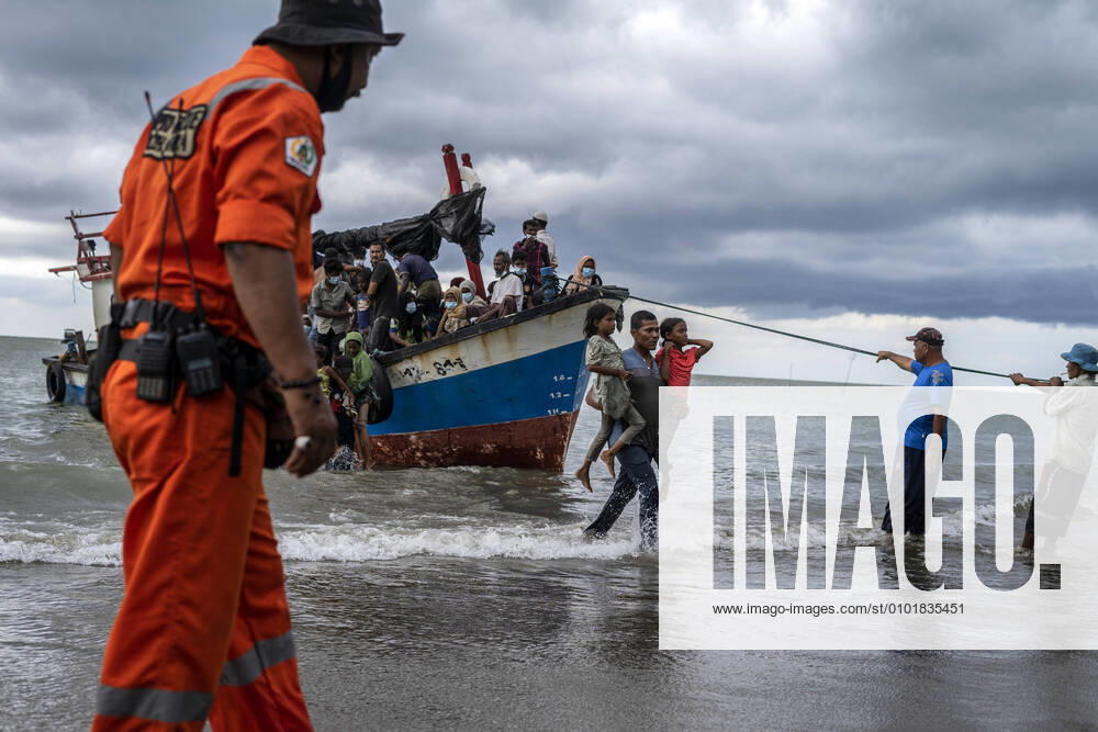 Acehnese fishermen help Rohingya migrants disembark from a boat as they arrive at Lancok beach in North Aceh, Aceh province. Dozens of Rohingya people were rescued at sea by Indonesian fishermen while drifting on a broken boat in waters off northernmost province s of Aceh, officials said. North Aceh Indonesia - ZUMAm250 20200625_zip_m250_001