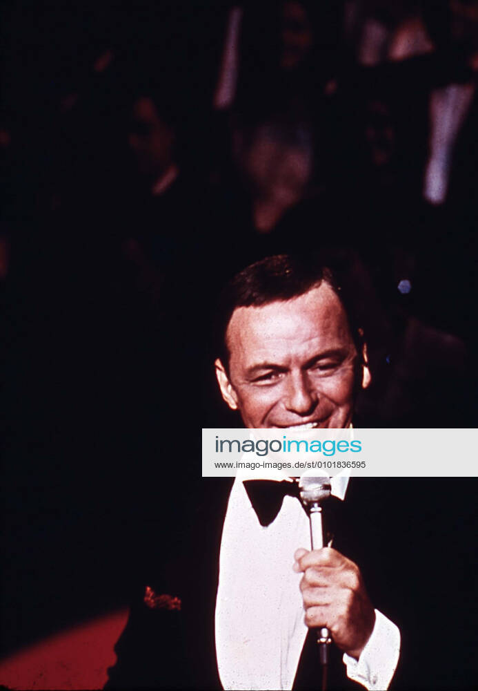 FRANK SINATRA. Strictly editorial use only in conjunction with the promotion of the film. Credit line mandatory. This image is copyright of the film company and is supplied under the terms of issue as film still. No commercial or book cover use permitted without prior consent from the film company. Mandatory credit line: Image courtesy Ronald Grant Archive Mary Evans