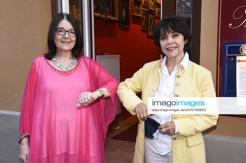 Bilder des Jahres 2020, Entertainment 06 Juni Entertainment Themen der Woche KW26 Nana und Simone Rethel bei der Wiedereröffnung des Cafà Marimba am Viktualienmarkt, das aufgrund der Coronamaßnahmen geschlossen war. München