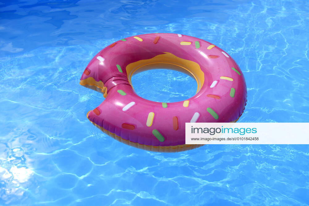 Der eigene Swimmingpool im Garten sorgt im Sommer für Erfrischung wenn die Freibäder geschlossen haben. Schwimmreif im Wasser. 26.06.2020, Swimmingpool im eigenen Garten 26.06.2020, Swimmingpool im eigenen Garten