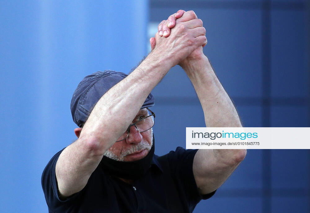 Moskau, Alexei Malobrodski nach Gerichtsprozess MOSCOW, RUSSIA - JUNE 26, 2020: Gogol Center former director general Alexei Malobrodsky, charged with embezzlement of 133 million roubles of state funds, gestures as he leaves Moscow s Meshchansky District Court after a sentencing hearing in the Seventh Studio case. Malobrodsky has received a 2-year suspended sentence. TASS TS0DE3D4