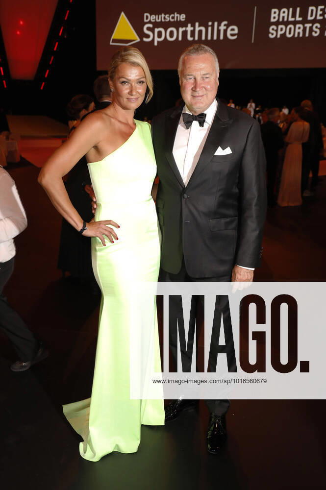 Franziska van Almsick mit Partner Jürgen B. Harder beim 51. Ball des Sports 2022 im RheinMain CongressCenter. Wiesbaden