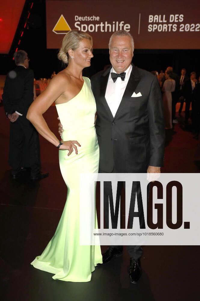 Franziska van Almsick mit Partner Jürgen B. Harder beim 51. Ball des Sports 2022 im RheinMain CongressCenter. Wiesbaden