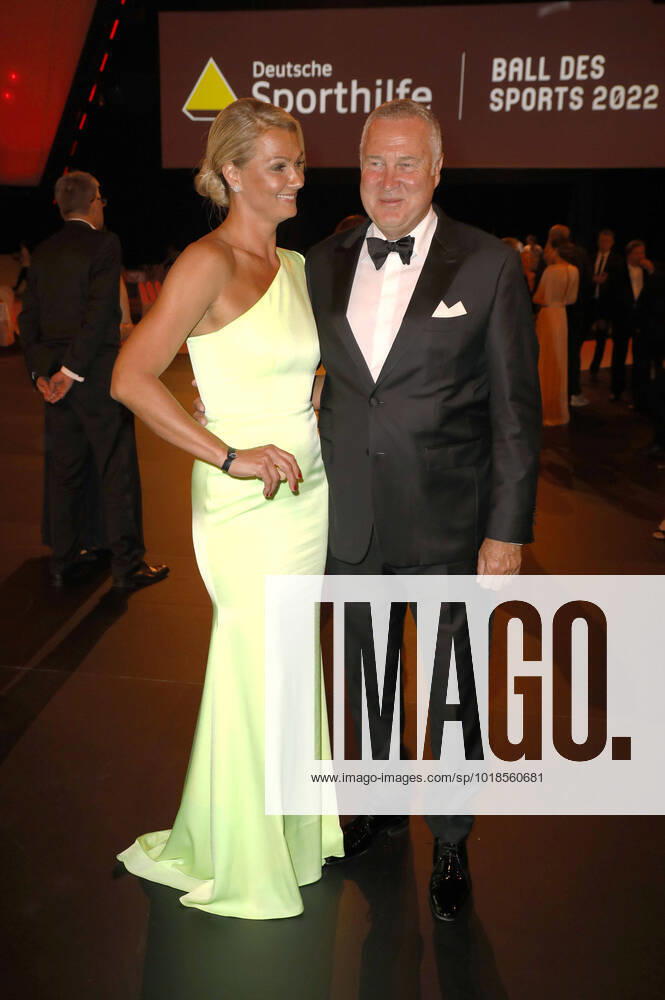 Franziska van Almsick mit Partner Jürgen B. Harder beim 51. Ball des Sports 2022 im RheinMain CongressCenter. Wiesbaden