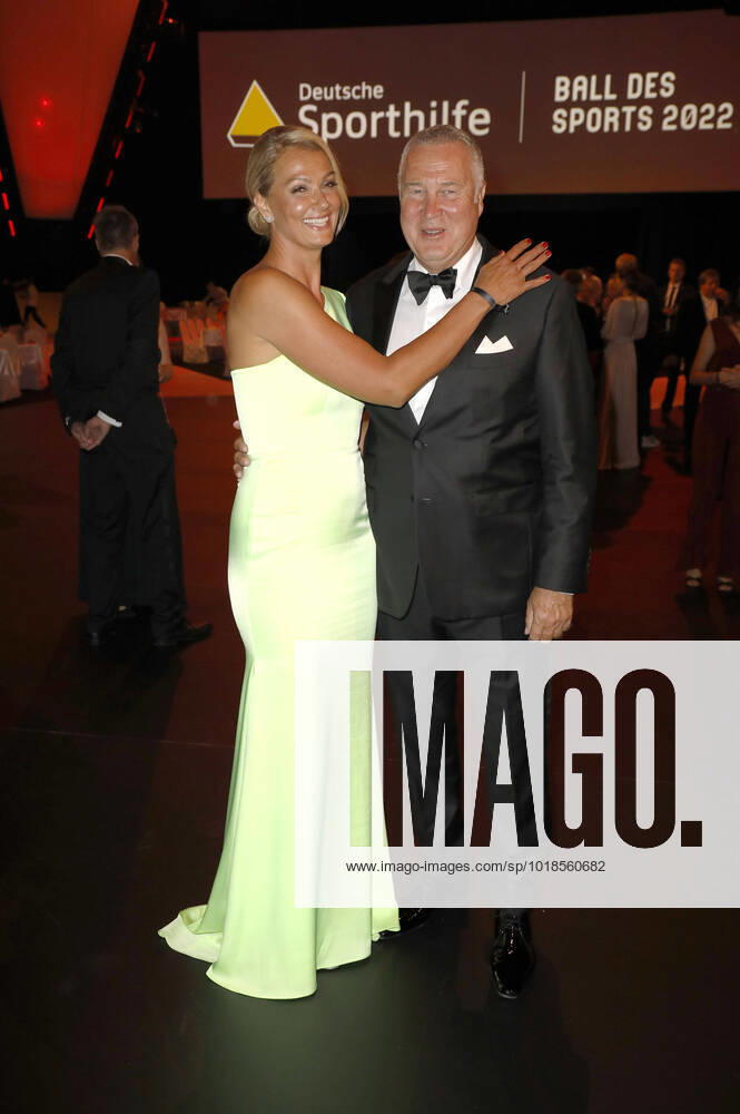 Franziska van Almsick mit Partner Jürgen B. Harder beim 51. Ball des Sports 2022 im RheinMain CongressCenter. Wiesbaden