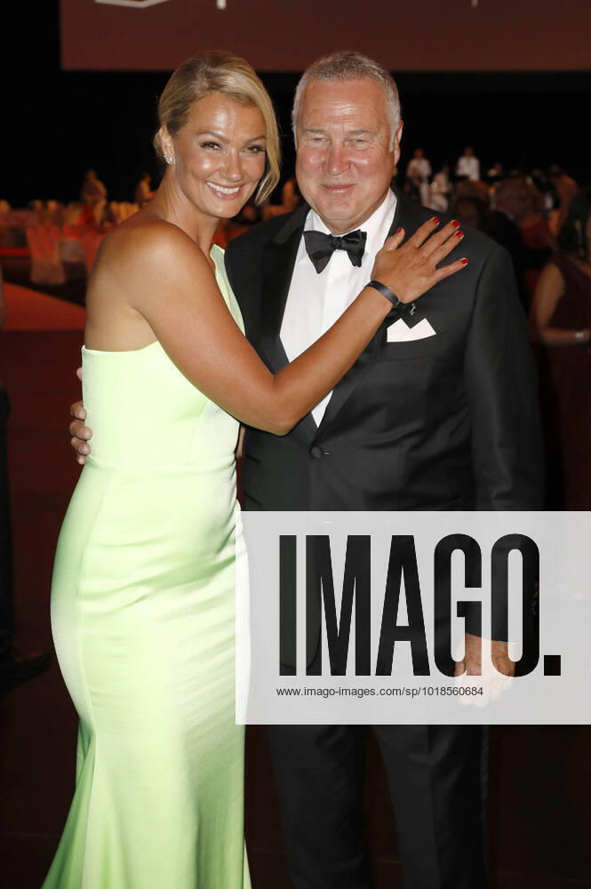 Franziska van Almsick mit Partner Jürgen B. Harder beim 51. Ball des Sports 2022 im RheinMain CongressCenter. Wiesbaden